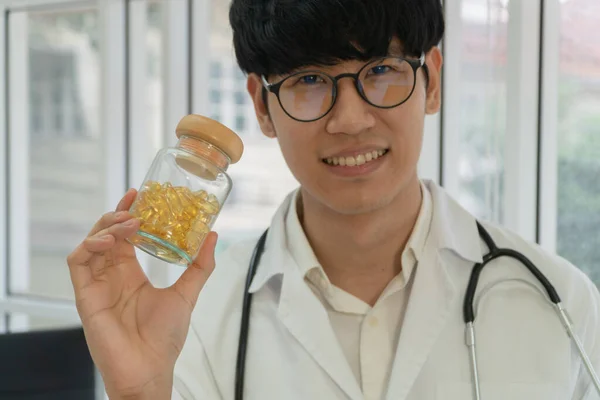 Farmacista Medico Medico Possesso Mostrando Flacone Pillole Mano Dopo Aver — Foto Stock