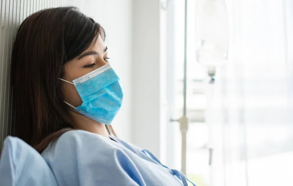 Triste Donna Asiatica Paziente Sdraiata Sul Letto Ospedale Con Indosso — Foto Stock