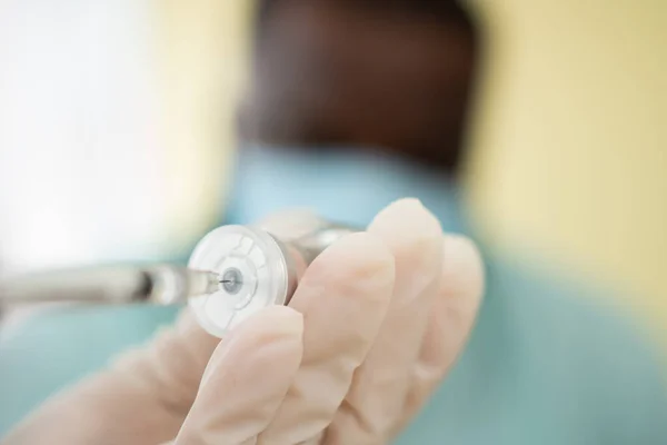 Foco Seletivo Seringa Afro Americano Usar Uma Máscara Médica Ser — Fotografia de Stock