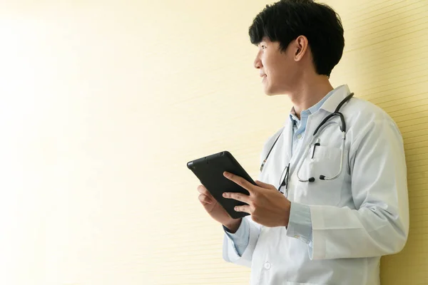Mladí Asijští Lékaři Užívající Tablety Kontrole Údajů Informací Pro Zdravotní — Stock fotografie