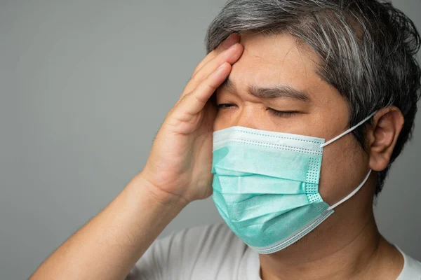 Tıbbi Maske Takan Hasta Asyalı Bir Adam Baş Ağrısını Tutmak — Stok fotoğraf