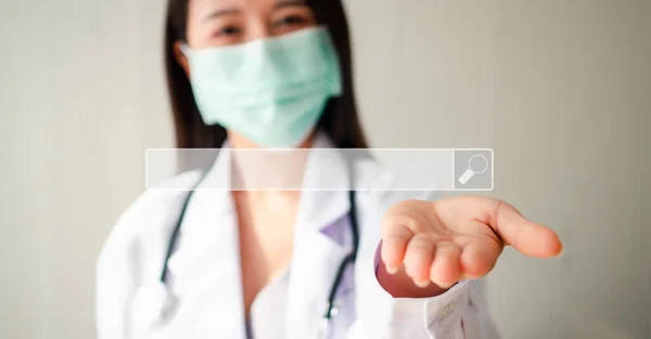 Asijské Žena Lékař Otevřít Dlaň Ruky Ruce Mají Prohledávání Internetový — Stock fotografie