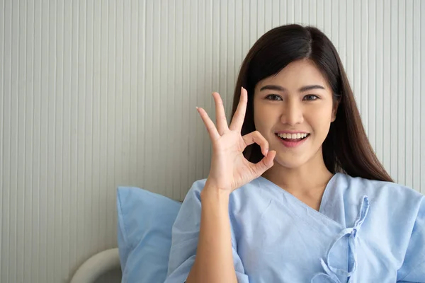 Glad Asiatisk Kvinnlig Patient Ler Ligger Sängen Och Visar Symbol — Stockfoto