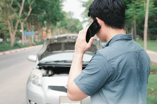 Hombre Asiático Usando Teléfono Móvil Pidiendo Ayuda Después Accidente Automovilístico — Foto de Stock