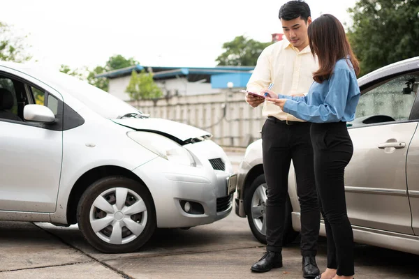 アジアの女性ドライバー事故後のレポート請求書に損傷した車や顧客をチェックするための保険代理店に相談してください 交通事故の概念 — ストック写真