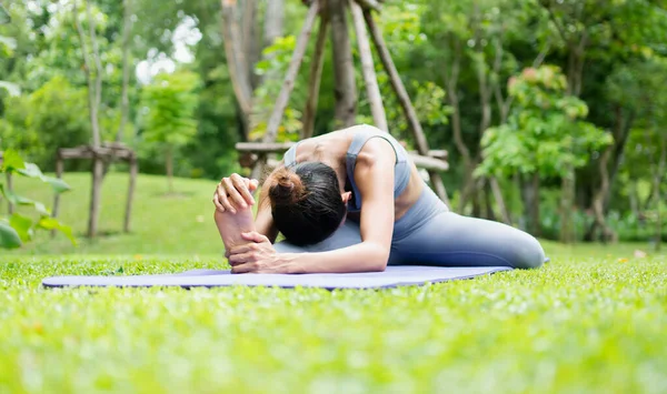 Retrato Uma Jovem Mulher Fazendo Ioga Jardim Para Treino Conceito — Fotografia de Stock