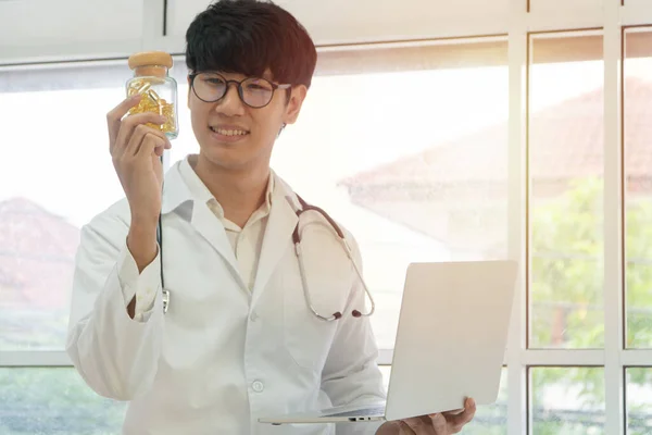 Φαρμακοποιός Ιατρός Γιατρός Κρατώντας Δείχνοντας Ένα Μπουκάλι Χάπια Στο Χέρι — Φωτογραφία Αρχείου