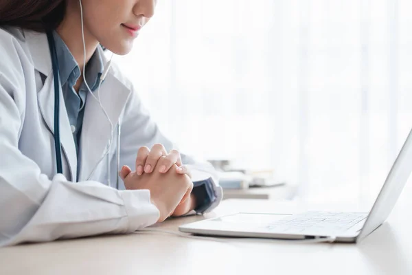 Asijské Terapeutka Lékař Line Návštěva Pacientem Internetu Aplikace Její Naslouchání — Stock fotografie