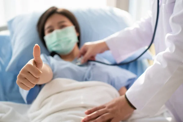 Paciente Asiática Feliz Lleva Una Máscara Acuesta Cama Levanta Pulgar —  Fotos de Stock