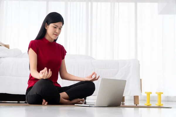 Retrato Mulher Asiática Jovem Saudável Praticando Exercícios Ioga Sentado Quarto — Fotografia de Stock