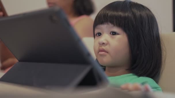 亚洲人在看平板电脑和眨眼时经常会遇到的问题是使用眼睛和看平板电脑的时间很长，这可能会导致ADHD问题 — 图库视频影像