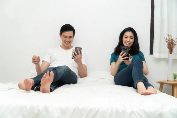 Asian Couple Uses Smartphone All Time Bed Don Care Each — Stock Photo, Image