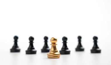Diğer satrançların önünde duran Altın Satranç piyonu, bir lider kavramı iş oyunlarında kazanmak için cesaret, liderlik ve iş vizyonuna sahip olmalıdır.