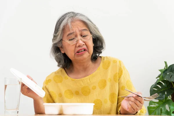 Nieszczęśliwa Azjatycka Starsza Kobieta Anoreksja Powiedzieć Nie Gotowych Posiłków Starszy — Zdjęcie stockowe