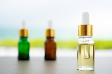 Masanın üzerinde çok renkli cam şişeler var. Aroma yağı, kozmetik ve güzellik kavramı.