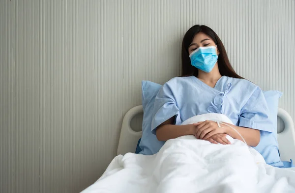 Triste Donna Asiatica Paziente Sdraiata Sul Letto Ospedale Con Indosso — Foto Stock