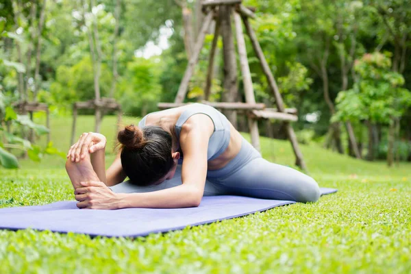 Retrato Uma Jovem Mulher Fazendo Ioga Jardim Para Treino Conceito — Fotografia de Stock