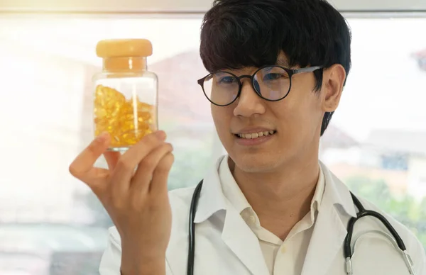 Lékárník Nebo Lékař Medicíny Drží Nebo Ukazuje Lahvičku Pilulek Ruce — Stock fotografie
