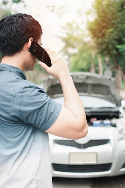 路上で車が故障した後 携帯電話を使っているアジア人男性が援助を求めている 車両エンジンの問題や事故や専門の機械工からの緊急支援の概念 — ストック写真