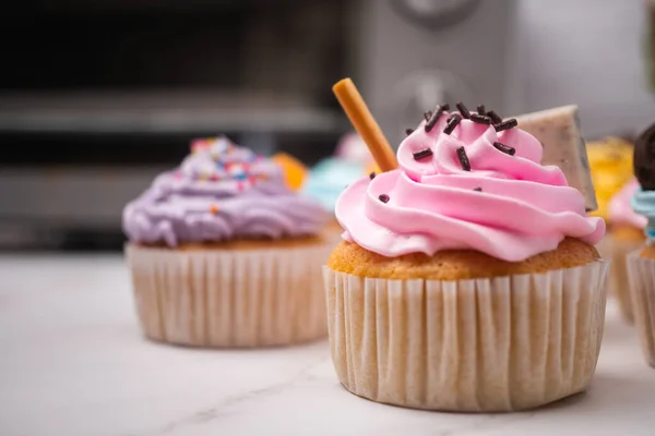 Deilige Hjemmelagde Cupcakes Med Fargerik Krem Topp Med Godteri Sjokoladekaker – stockfoto