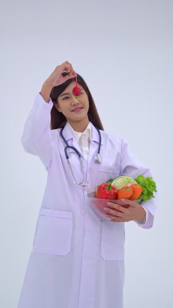 Retrato Vertical Del Joven Médico Nutricionista Sosteniendo Fruta Fresca Sonriendo — Vídeo de stock