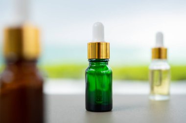 Masanın üzerinde çok renkli cam şişeler var. Aroma yağı, kozmetik ve güzellik kavramı.