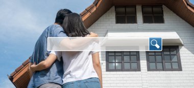 Arka planda internet barına bakan mutlu çift, New Home On Moving In Day 'in önünde. İnternet Veri Bilgi Ağı Kavramı Aranıyor