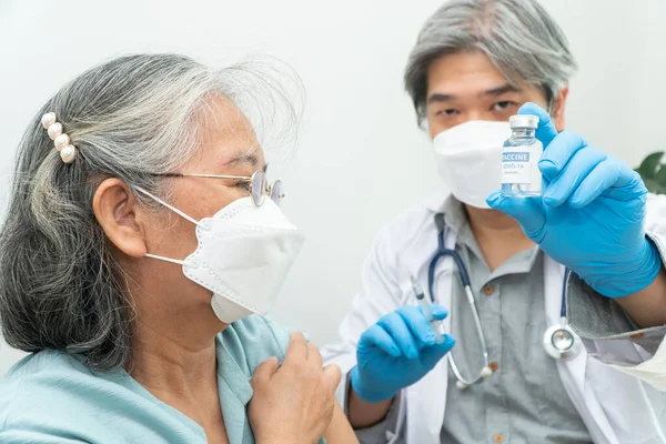 Γιατροί Φορούν Ιατρικές Μάσκες Και Εμβολιάζονται Ηλικιωμένες Γυναίκες Ασθενείς Για — Φωτογραφία Αρχείου