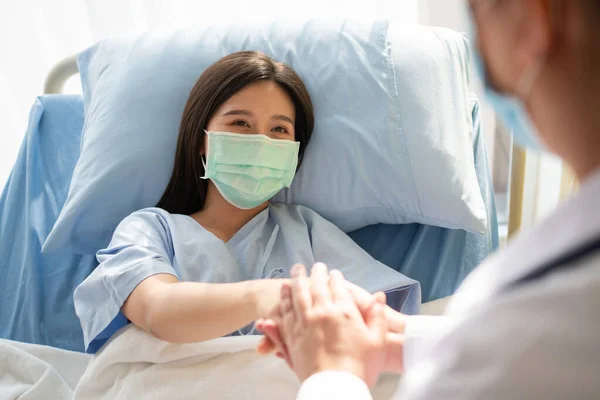 Donne Medici Asiatici Tengono Mano Del Paziente Incoraggiano Forniscono Consigli — Foto Stock