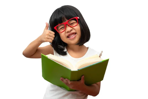 Счастливая Азиатская Маленькая Дошкольница Красных Очках Зелёной Книгой Большим Пальцем — стоковое фото