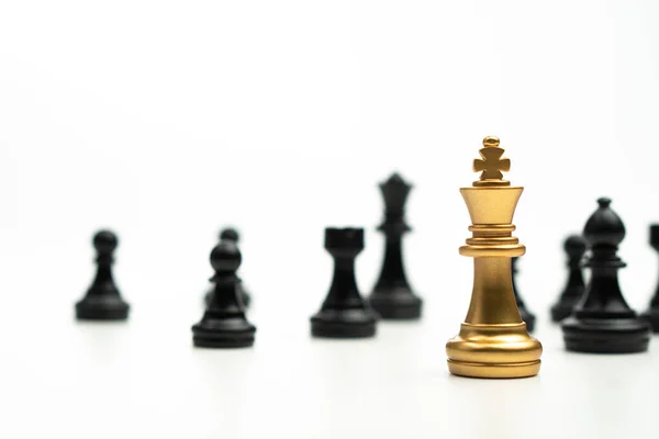 Golden Chess King Stoi Aby Być Pobliżu Innych Szachów Koncepcja — Zdjęcie stockowe