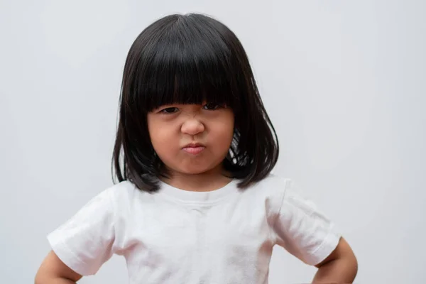 Portret Van Aziatisch Boos Verdrietig Klein Meisje Witte Geïsoleerde Achtergrond — Stockfoto