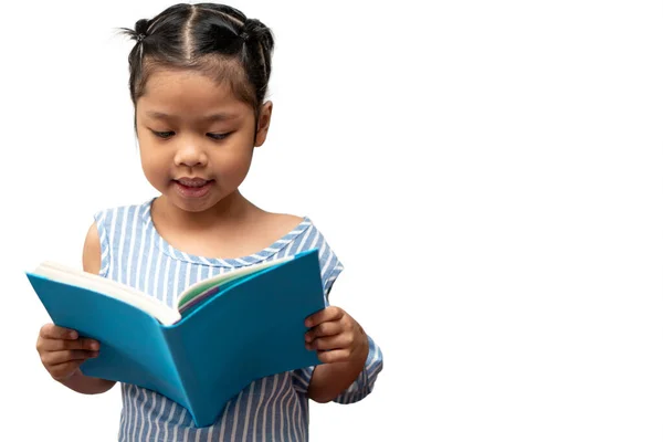 Feliz Asiática Niña Preescolar Sosteniendo Leer Libro Sobre Fondo Blanco —  Fotos de Stock