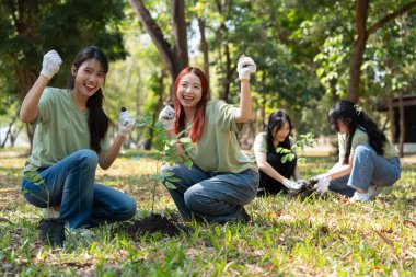 Gönüllüler, bakım ve takım çalışması yoluyla sorumluluk ve kararlılık göstererek, gelecek nesiller için doğanın korunmasında sürdürülebilirliği sağlamak için çaba ve işbirliğini birleştirirler..
