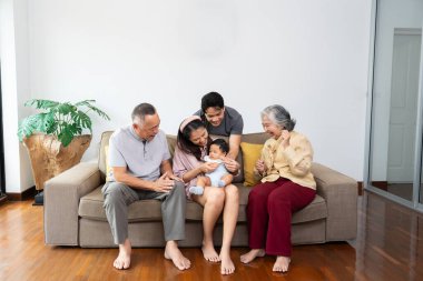 Çok nesilli bir aile bir araya geliyor. Yeni doğmuş bir bebekle özel bir aile anını kutlarken sıcaklığı ve sevgiyi paylaşıyorlar. Bakımları, olumlu duyguları kucaklayarak nesiller arasındaki bağı güçlendirir.