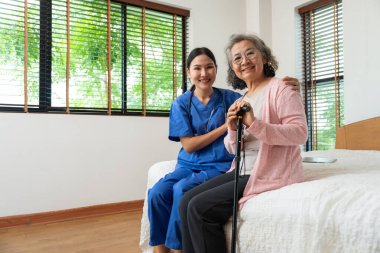 Yaşlı bir birey rahat bir ev ortamında bir sağlık uzmanından şefkatli bir bakım alır. Sıcak etkileşimleri, kişisel tıbbi tedavinin güveni, desteğini ve önemini vurguluyor
