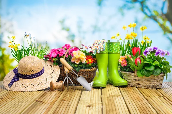 Herramientas de jardinería y flores en la terraza — Foto de Stock