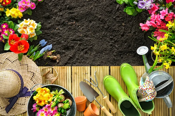 Trädgårdsredskap och blommor på terrassen — Stockfoto