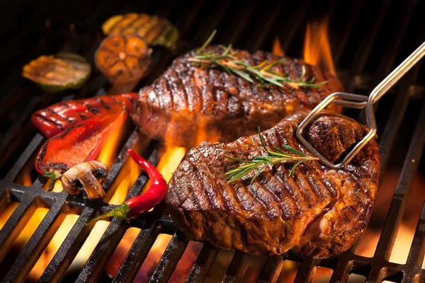 Bifes de carne na grelha — Fotografia de Stock