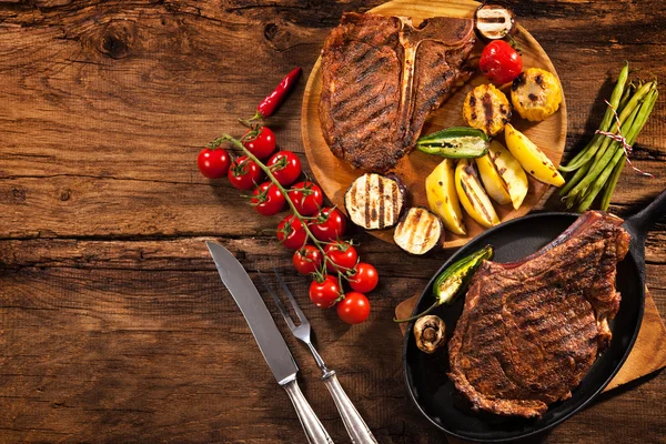 Rindersteaks mit gegrilltem Gemüse auf Holz — Stockfoto