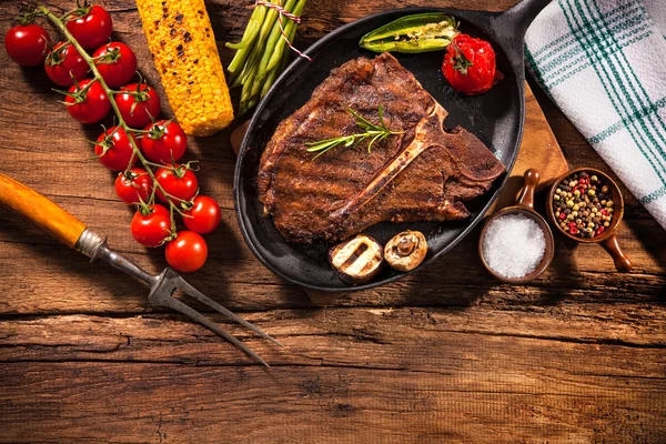 Beef steak with grilled vegetables on wood — Stock Photo, Image