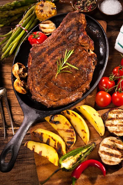 Nötstek med grillade grönsaker på trä — Stockfoto