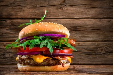 Ahşap masa üzerinde lezzetli hamburger