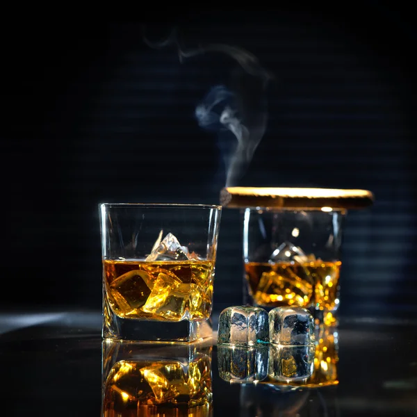 A szivar dohányzás whiskey — Stock Fotó