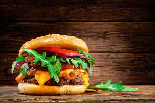 Deliciosa hamburguesa sobre mesa de madera —  Fotos de Stock