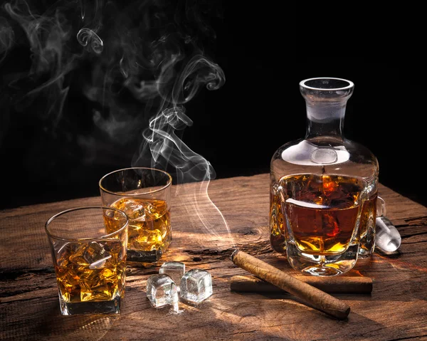 Whiskey met roken sigaar — Stockfoto