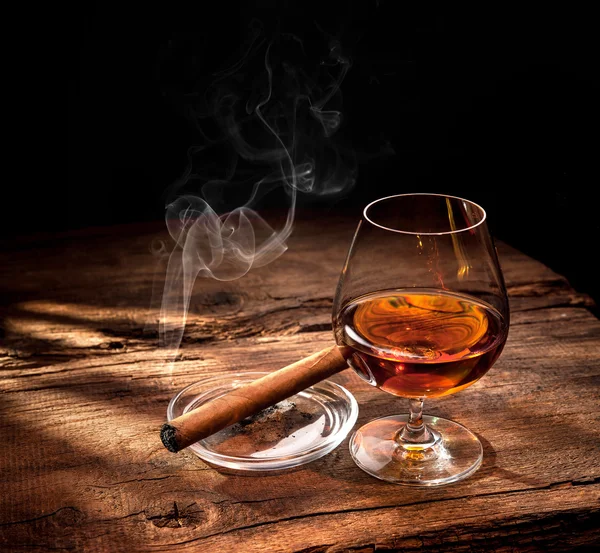 Whiskey met roken sigaar — Stockfoto