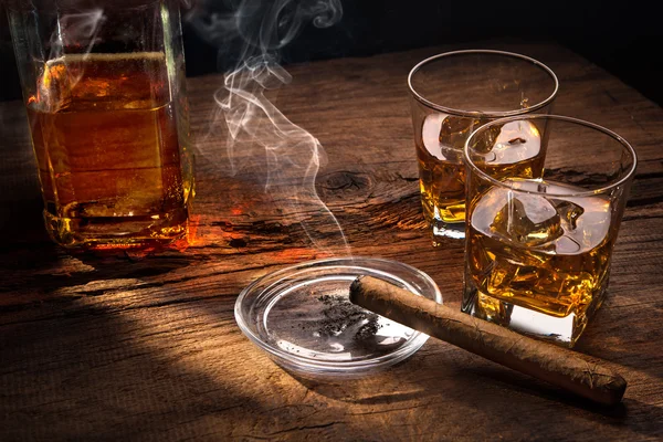 Whiskey met roken sigaar — Stockfoto