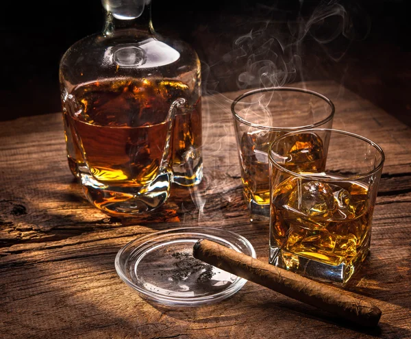 Whiskey met roken sigaar — Stockfoto