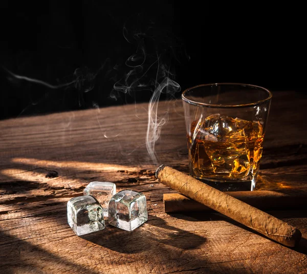 Whiskey met roken sigaar — Stockfoto